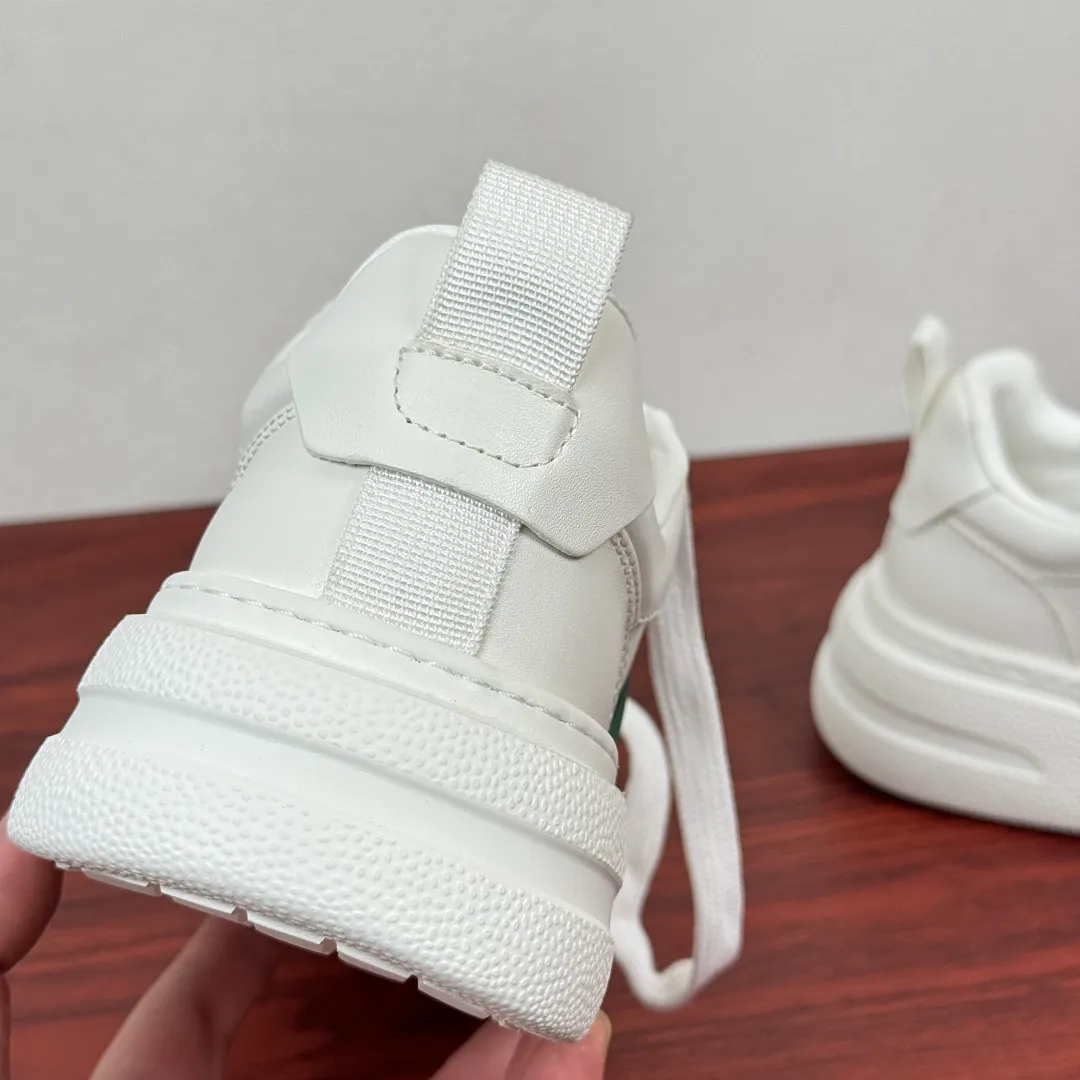 Batch 800 Gucci/Gucci new autumn men's leather sneakers thick-soled lightweight biscuit shoes! In the 2025 autumn and winter series, this sneaker adopts a thick-soled structure and cleverly uses the triple elements of silhouette design, color matching and material. Showcase retro style. This shoe is crafted from cow leather with webbing details and features a lightweight rubber sole for added sophistication. Multiple leathers are finely tailored and precision motorcycle composite splicing creates a full sense of layering. Full calfskin lining and insole with gold-tone logo lettering and badge detailing. There is a GG brand logo buckle on the toe, classic webbing embellishment, 5CM thickened lightweight rubber sole, air-glue stitching process, long-lasting wear without opening the glue and excellent on-foot comfort. Flat last shape, easy to match with all types of pants, and comes with a full set of packaging! Size: 39-40-41-42-43-44 leather shoe size (can be customized to 38.45) Item number: 431920 Webbing white
